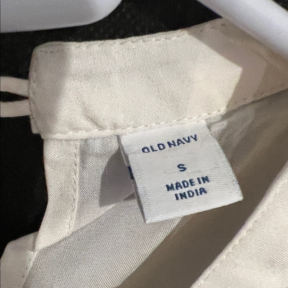Old Navy Cream Sleeveless Blouse - Picture 2 of 2